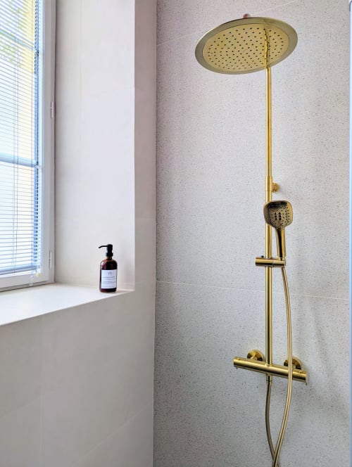 Système de douche pluie en laiton luxe dans la salle de bains moderne de La Maison D'olivier, Mesnard La Barotière