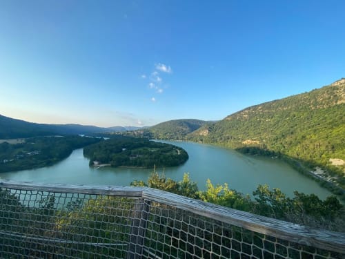 Valle del fiume turchese con colline boscose, piattaforma panoramica di Cabanes et lodges du Belvédère, Serrières-sur-Ain