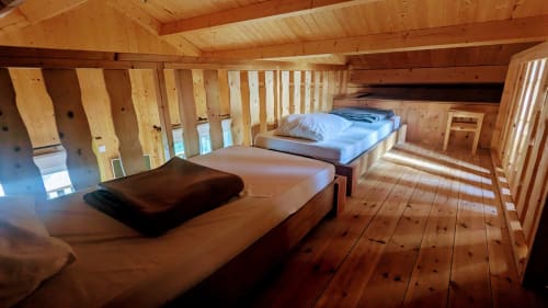 Spaziosa camera da letto in lodge di legno con due letti e strutture spa a Serrières-sur-Ain
