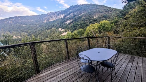 Vue sur les montagnes depuis la terrasse de Cabanes et lodges du Belvédère, Serrières-sur-Ain avec table à manger
