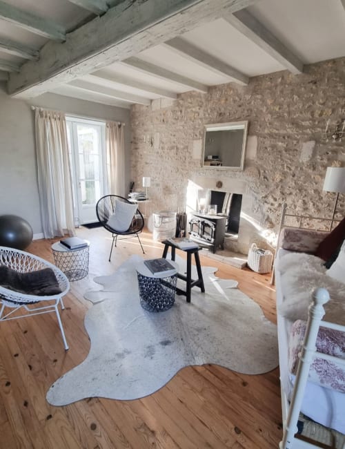 At the gates of Saintes in Charente-Maritime, stay in the charming guest room of La Loge du Grand Cèdre and enjoy its reading room through which you will access the garden.