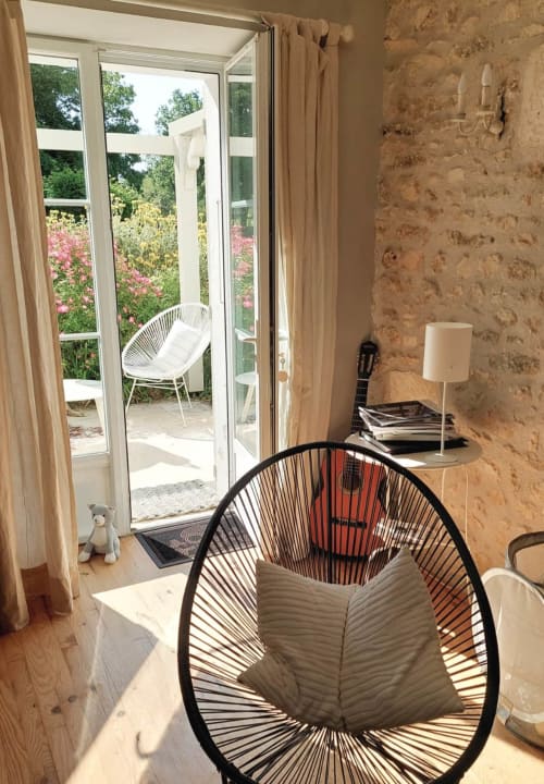 At the gates of Saintes in Charente-Maritime, stay in the charming guest room of La Loge du Grand Cèdre and enjoy its reading room through which you will access the garden.
