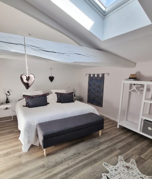 At the gates of Saintes in Charente-Maritime, La Loge du Grand Cèdre offers a luxury cottage *** with spacious and bright room with a king size bed. Linen sheets provided.