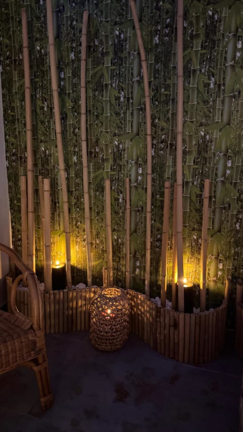 Salon forêt de bambous enchantée à Mes à Moi Pézenas avec lanterne lumineuse et mobilier en rotin, Pézenas France