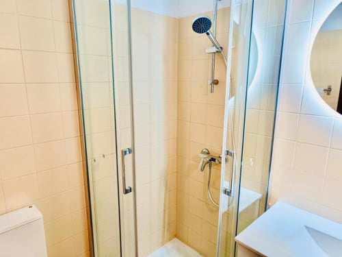 Moderno e Refrescante – O Seu Refúgio Privado de Banho com Atmosfera de Spa