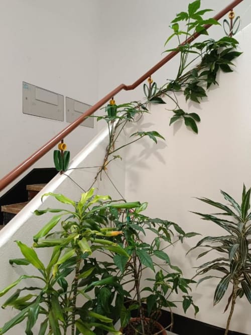Escadas elegantes com plantas verdes