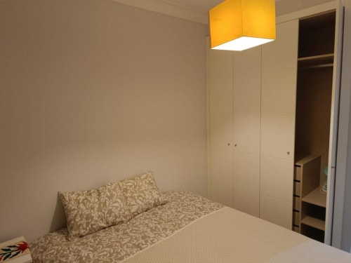 Durma em Serenidade – Quartos confortáveis e elegantes para noites de descanso.