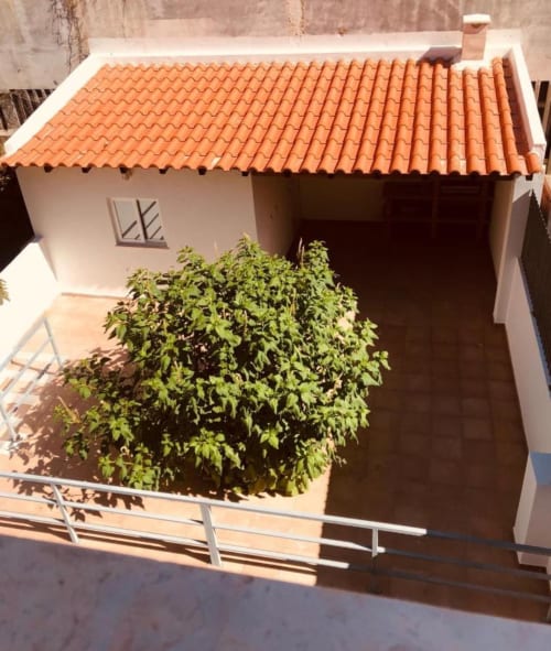 VISTA DO TERRENO Desfrute do Ar Livre – Um Espaço Relaxante para Sol e Ar Fresco