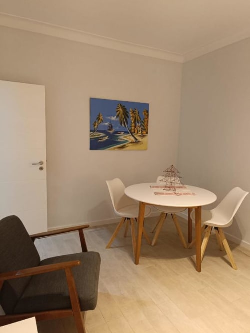 Relaxe com Estilo – Uma sala de estar aconchegante e elegante para o seu conforto.