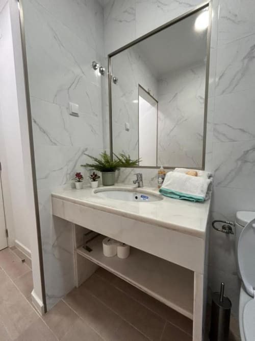 Moderno e Refrescante – O seu refúgio privado de banho como um spa.