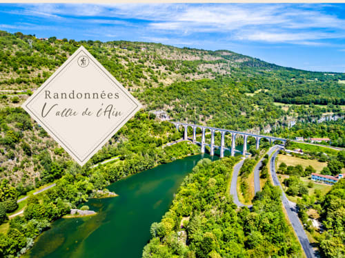 Vista aérea del Valle del Ain con viaducto y río esmeralda cerca de Serrières-sur-Ain