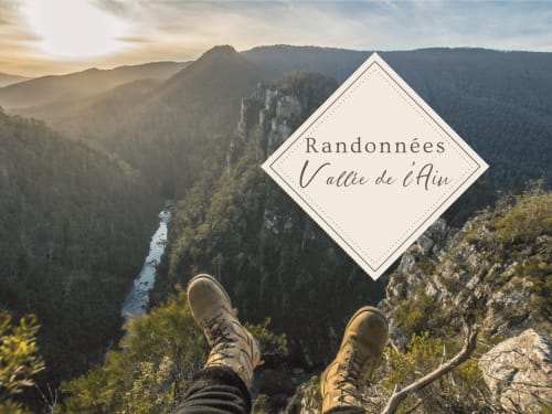 Botas de senderista con vistas al cañón de Vallée de l'Ain, destino de senderismo Serrières-sur-Ain