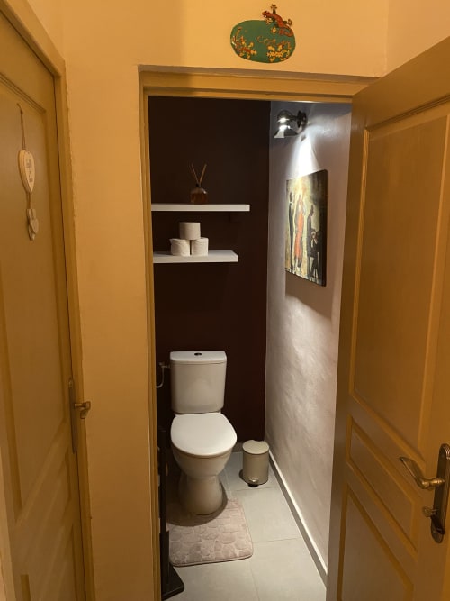 WC indépendant situé à proximité de la salle de bain.
