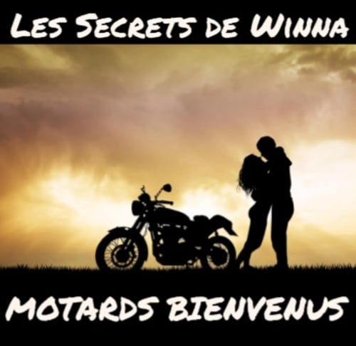 Silhouette romantique d'un couple s'embrassant près d'une moto au coucher de soleil, Les Secrets de Winna love room escape