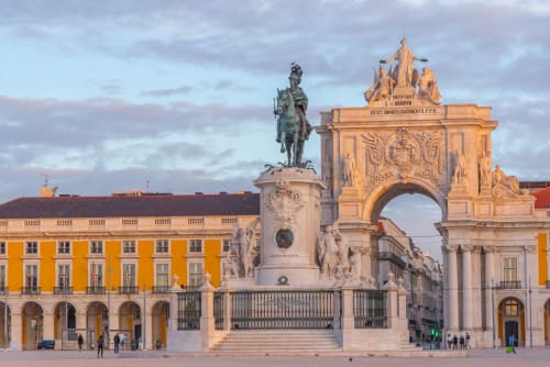 "Explore a Praça do Comércio – A Praça Histórica e Vibrante à Beira-Mar de Lisboa