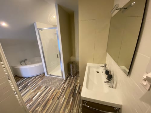 Luxury bathroom rental, vacation home with modern shower, spa-like retreat, en-suite bathroom, holiday rental with jacuzzi.
