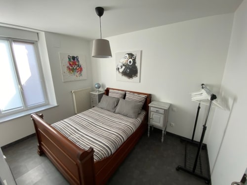 Cozy bedroom rental, comfortable holiday stay, vacation home with king-size bed, romantic getaway bedroom, peaceful sleep accommodation.