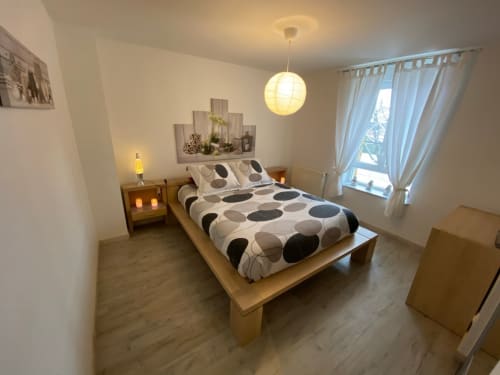 Cozy bedroom rental, comfortable holiday stay, vacation home with king-size bed, romantic getaway bedroom, peaceful sleep accommodation.