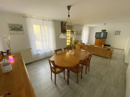 Spacious dining area rental, holiday home with dining space, family-friendly dining, vacation rental with large dining table, cozy meal setting.