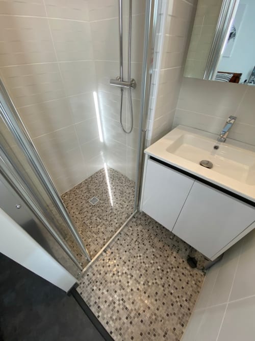  Luxury bathroom rental, vacation home with modern shower, spa-like retreat, en-suite bathroom, holiday rental with jacuzzi.
