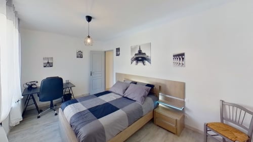 Cozy bedroom rental, comfortable holiday stay, vacation home with king-size bed, romantic getaway bedroom, peaceful sleep accommodation.