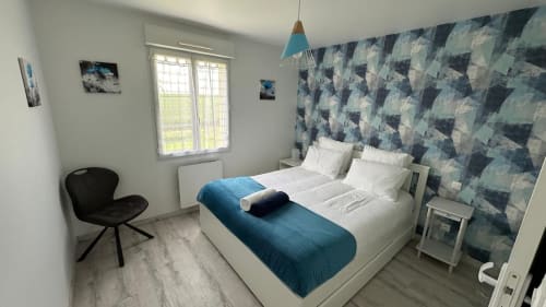 Cozy bedroom rental, comfortable holiday stay, vacation home with king-size bed, romantic getaway bedroom, peaceful sleep accommodation.