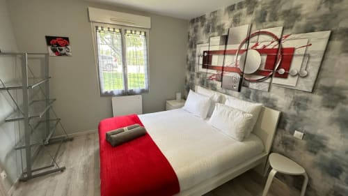 Cozy bedroom rental, comfortable holiday stay, vacation home with king-size bed, romantic getaway bedroom, peaceful sleep accommodation.