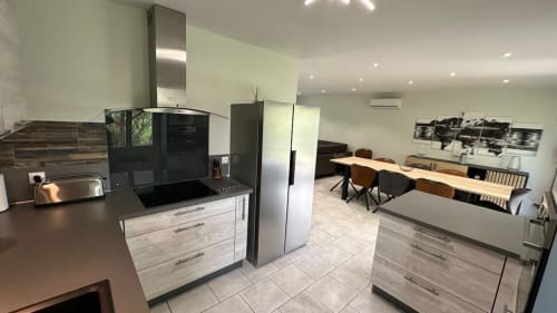 Fully equipped kitchen rental, holiday home with modern kitchen, self-catering accommodation, vacation rental with kitchen, gourmet cooking space.