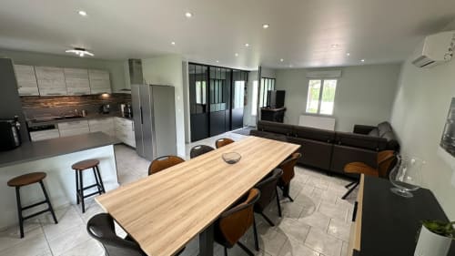 Spacious dining area rental, holiday home with dining space, family-friendly dining, vacation rental with large dining table, cozy meal setting.