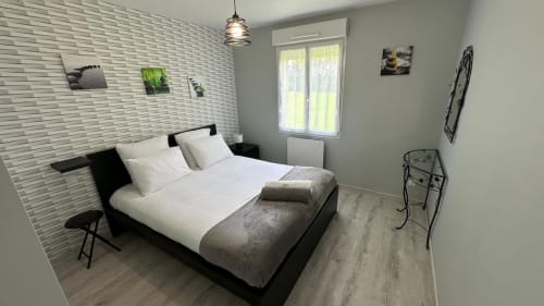 Cozy bedroom rental, comfortable holiday stay, vacation home with king-size bed, romantic getaway bedroom, peaceful sleep accommodation.