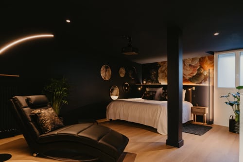vue de la chambre et de la décoration de la Love room, L'alcôve clisson à Clisson avec la méridienne sofa tantra et le mur de miroirs.