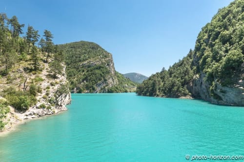 Le lac de Sainte-Croix est situé entre les départements du Var et des Alpes de Haute Provence au cœur du Parc Naturel Régional du Verdon. Le plan d’eau est la véritable perle du pays du Verdon et bénéficie d’une situation géographique exceptionnelle en étant au centre du parc naturel.
