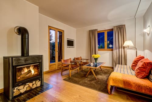Living room with fireplace at Terrace Apartment – ​​Elegance and Comfort at the Foot of Mont Blanc