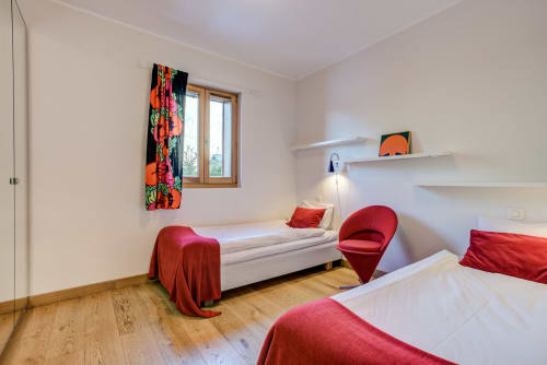Two beds at the bedroom of the apartment | Appartement Terrasse – Élégance et Confort au Pied du Mont Blanc