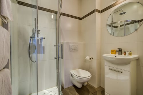Bathroom and shower area | Appartement Terrasse – Élégance et Confort au Pied du Mont Blanc