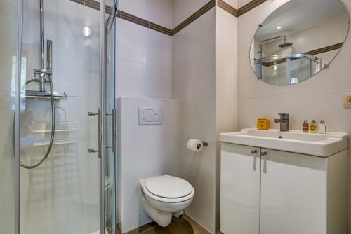 Bathroom with shower area | Balcony Apartment – ​​Stunning View and Alpine Charm