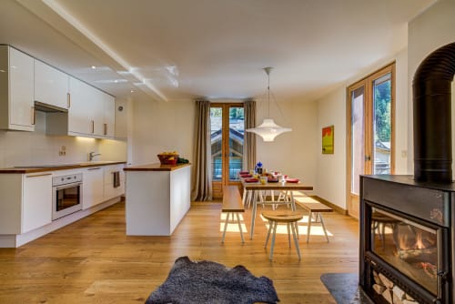 Kitchen and dining area | Balcony Apartment – ​​Stunning View and Alpine Charm