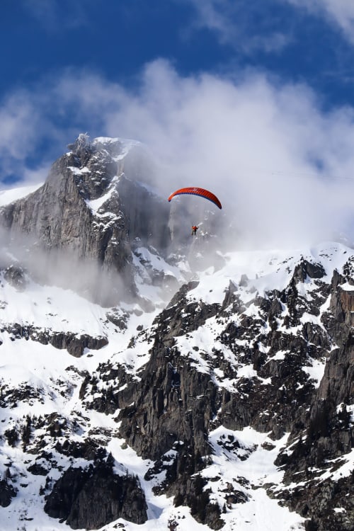 Parapente au-dessus de Chamonix | Villa Mont Blanc – Luxe et Sérénité au Cœur de Chamonix