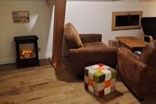 Das Wohnzimmer der Clozette, ausgestattet mit einem elektrischen Chesterfield-Kaminofen
