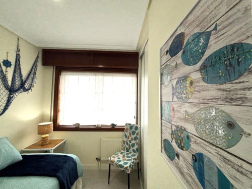 Acogedora habitación en Holibai Baiona con vista al mar, decoración náutica y arte de pared con temática marina