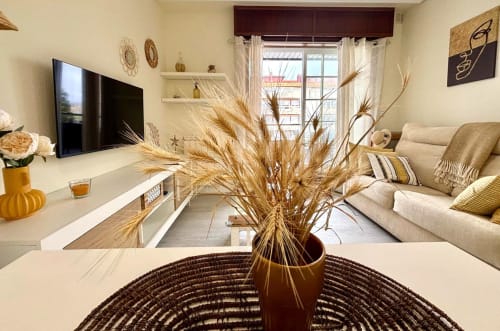 Luminoso apartamento con vistas al mar en Baiona, decoración moderna con pampas secas, muebles contemporáneos y balcón con vista al mar