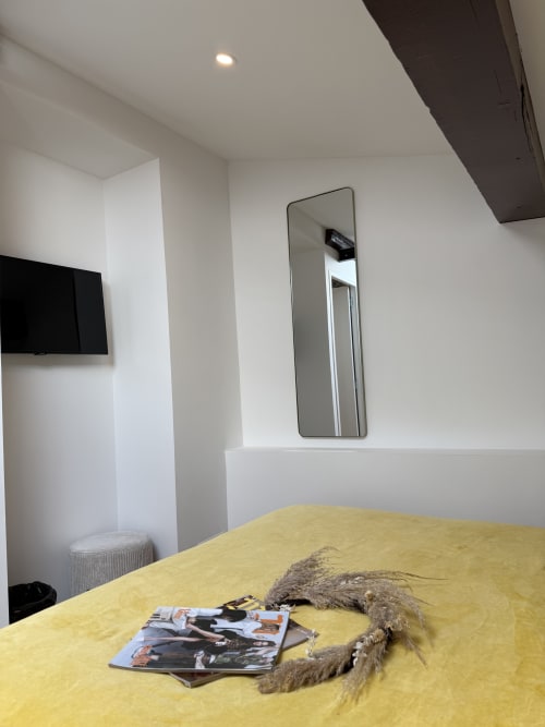 Camera Standard moderna al Boutique Hôtel Provencia di Marsiglia con letto giallo, TV a parete e specchio