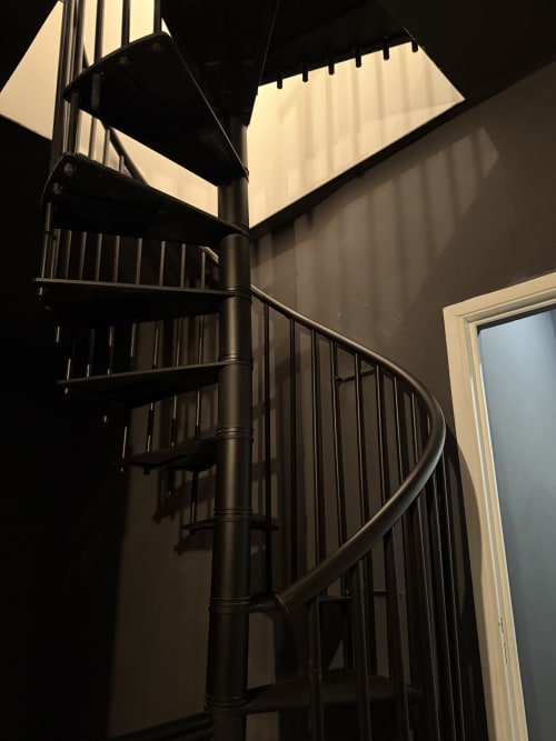 Scala a spirale moderna con ringhiere in metallo nero e lucernario al Boutique Hôtel Provencia di Marsiglia