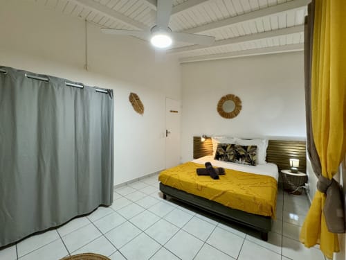 Chambre spacieuse avec lit | Ti-Coco Lodge – Locations de vacances authentiques en Guadeloupe
