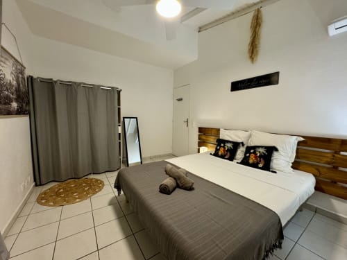 Chambre spacieuse avec lit | Ti-Coco Lodge – Locations de vacances authentiques en Guadeloupe
