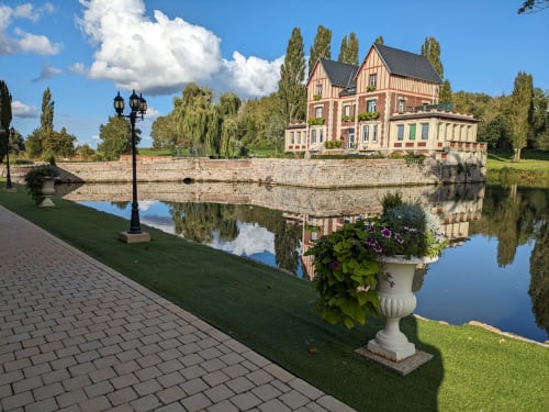 dans les lieux de mariages, le château de Quesmy, dans l'Oise offre des vues exceptionnelles.