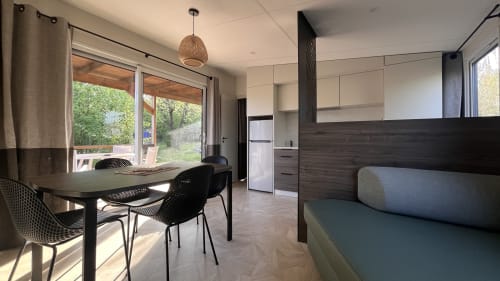 Mobil-home 3 chambres moderne à Le Maquis Plage avec coin repas, kitchenette et vue sur le jardin