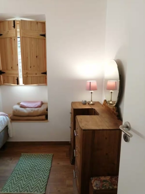 Vanity table with mirror | Delight in the Charm of Ti Chôa - Casa do Biscoitinho