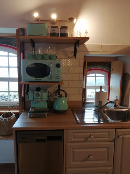 Kitchen with appliances | Delight in the Charm of Ti Chôa - Casa do Biscoitinho