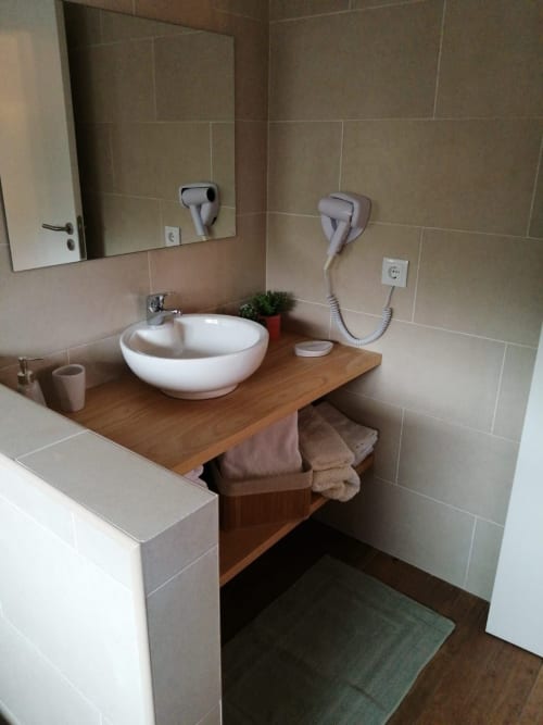 Washroom with sink | Delight in the Charm of Ti Chôa - Casa do Biscoitinho